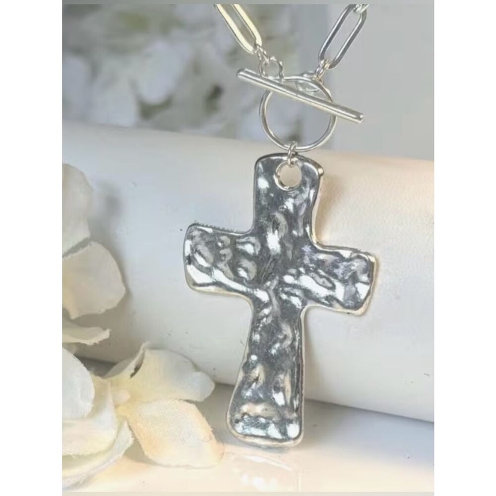 🩶 Hammered Cross Pendant Toggle Clasp Necklace - Silver Tone Paperclip Chain 🩶